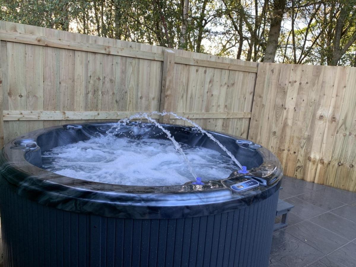 Lola Lodge - Luxury Hot Tub Retreat Newton on the Moor Exterior photo