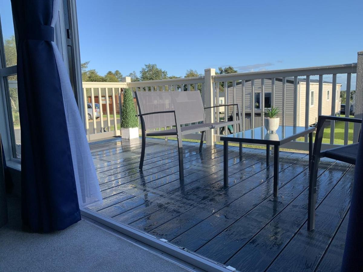 Lola Lodge - Luxury Hot Tub Retreat Newton on the Moor Exterior photo