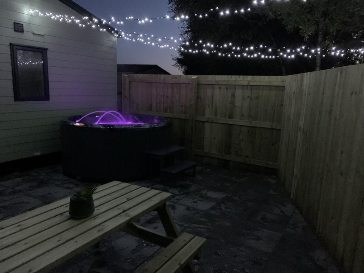 Lola Lodge - Luxury Hot Tub Retreat Newton on the Moor Exterior photo