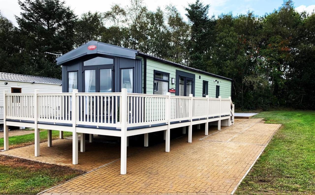 Lola Lodge - Luxury Hot Tub Retreat Newton on the Moor Exterior photo