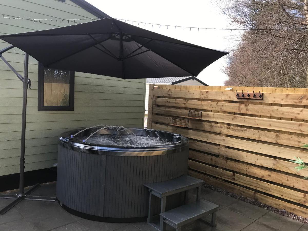 Lola Lodge - Luxury Hot Tub Retreat Newton on the Moor Exterior photo